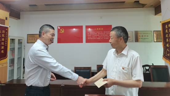 张局长慰问困难党员照片1