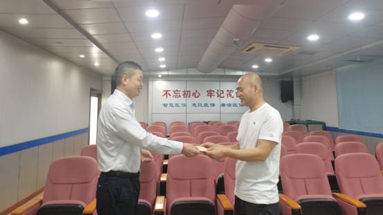 张局长慰问困难党员照片3