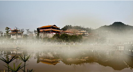 烟雾中的凤凰山